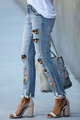Himmelblaue Skinny Jeans mit Patch-Print und Rissen